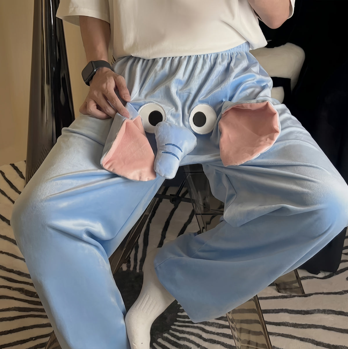 TrunkyPants™ – Elefantenrüssel-Pyjama